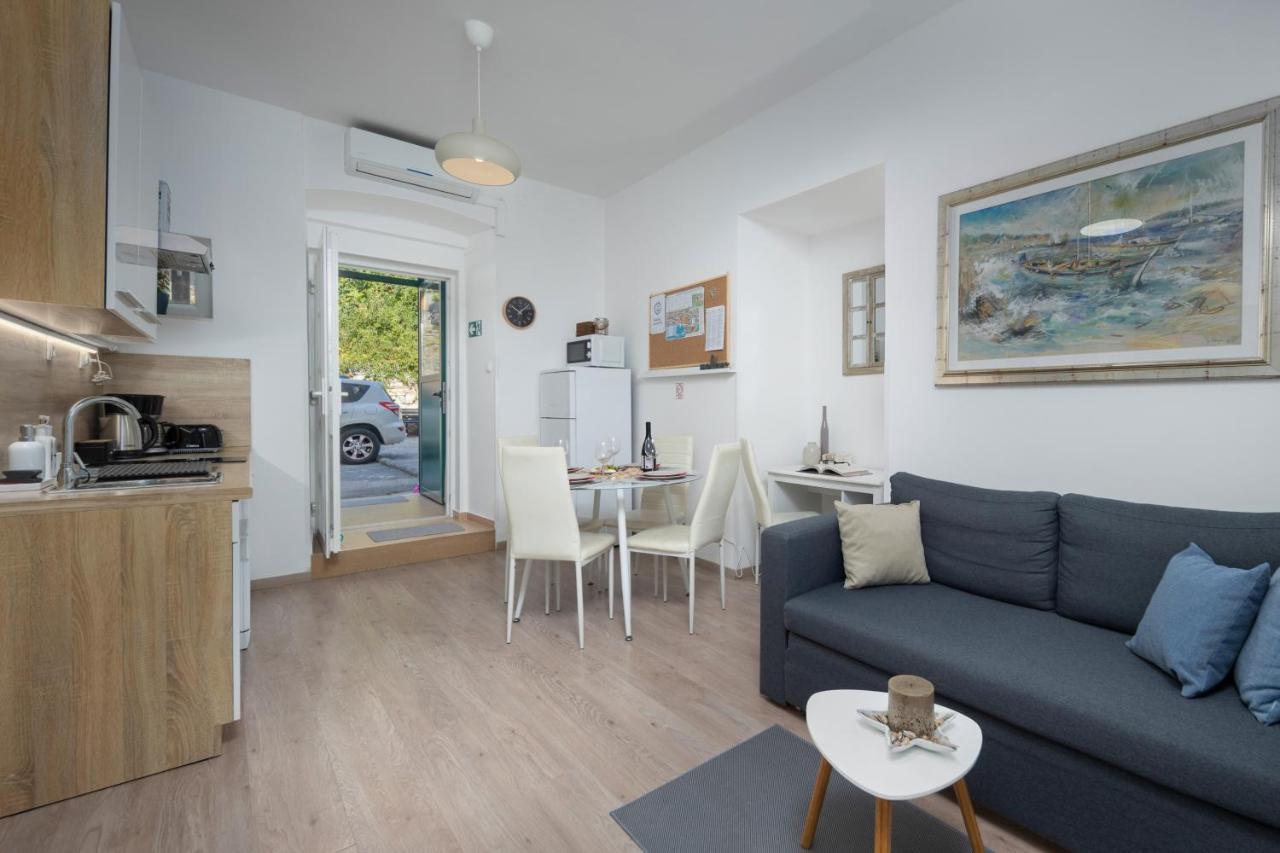 Naval Apartment *